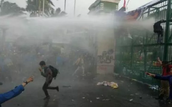 Epidemiolog: Gas Air Mata saat Demo Perburuk Penularan Covid-19