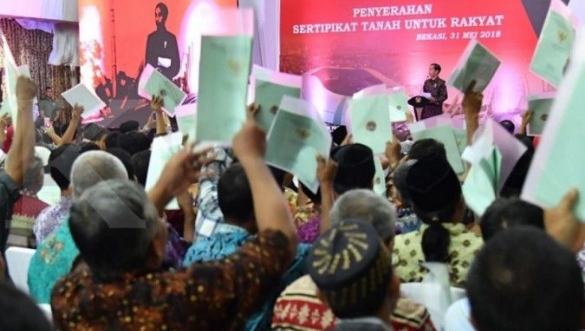 Jokowi Bagi-bagi 1 Juta Sertifikat Tanah ke 31 Provinsi Se-RI 