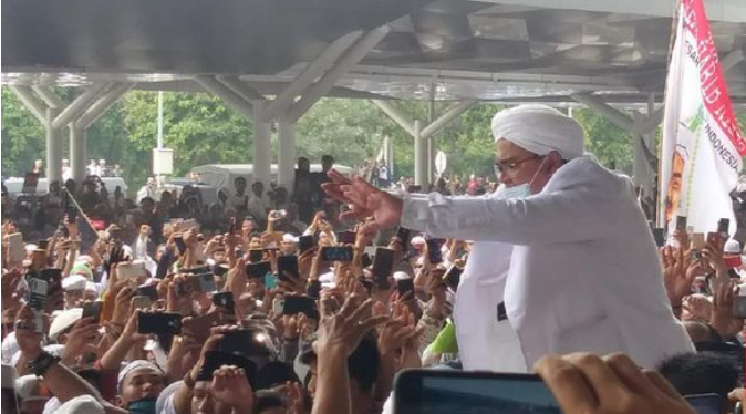 Ricuh di Bandara Soetta, Massa Berebut Cium Tangan Rizieq Shihab