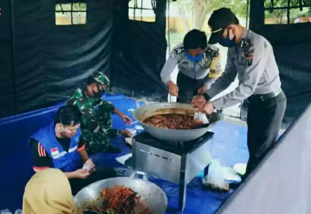 Setiap Harinya Dapur Umum Siak Bagikan 150 Nasi Bungkus untuk Warga 