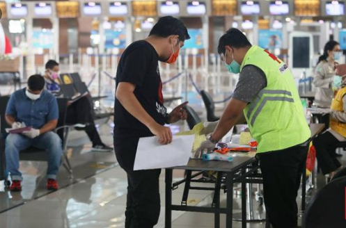 Anies: Penumpang Pesawat ke Jakarta Harus Rapid Antigen
