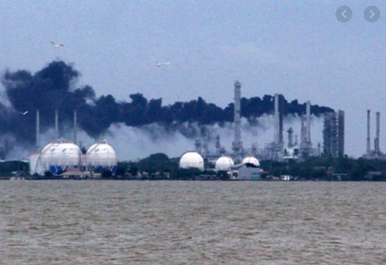 Hingga Rabu Pagi, Api di Tangki Kilang Balongan Indramayu Belum Padam 