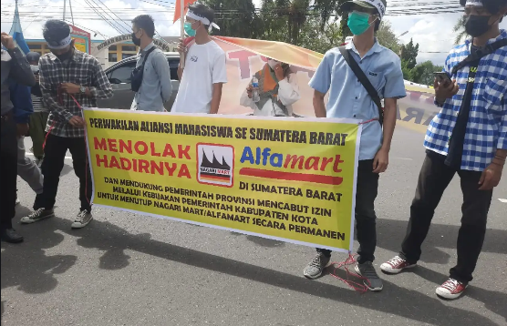 Tolak Nagari Mart hingga Alfamart, Massa Demo Kantor Gubernur Sumbar 