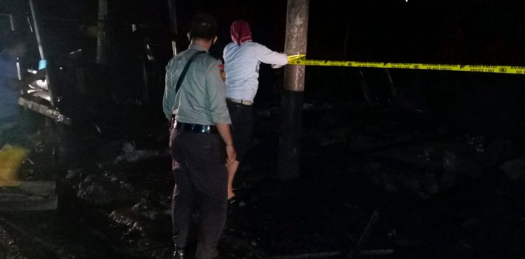 Api Menyambar saat Mengisi Minyak Lampu Teplok, Rumah dan Warung Hangus