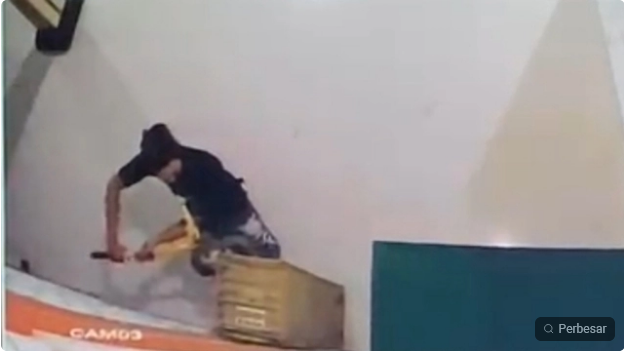 Pakai Peci dan Celana Panjang, Maling Kotak Infak Masjid Al-Furqan Terekam CCTV