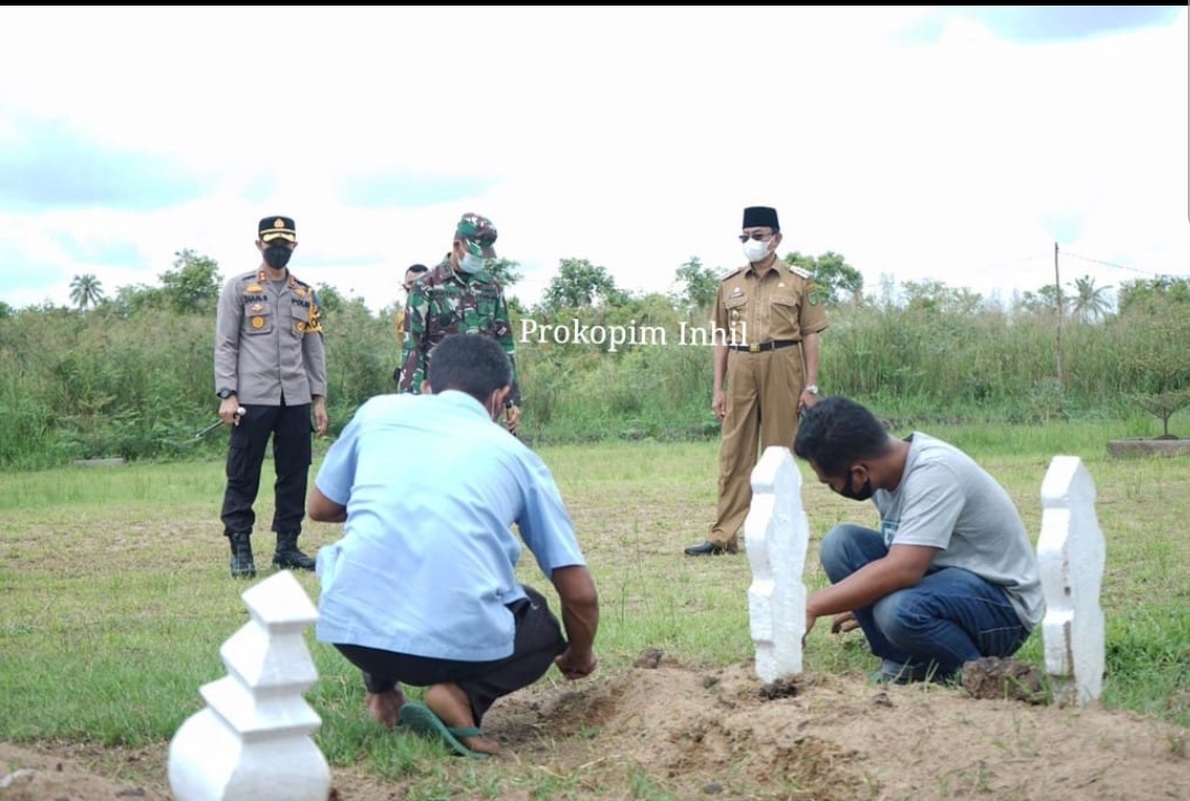 Sanksi Pelanggar Prokes, Bupati Inhil Awasi Pembersihan Makam Covid-19