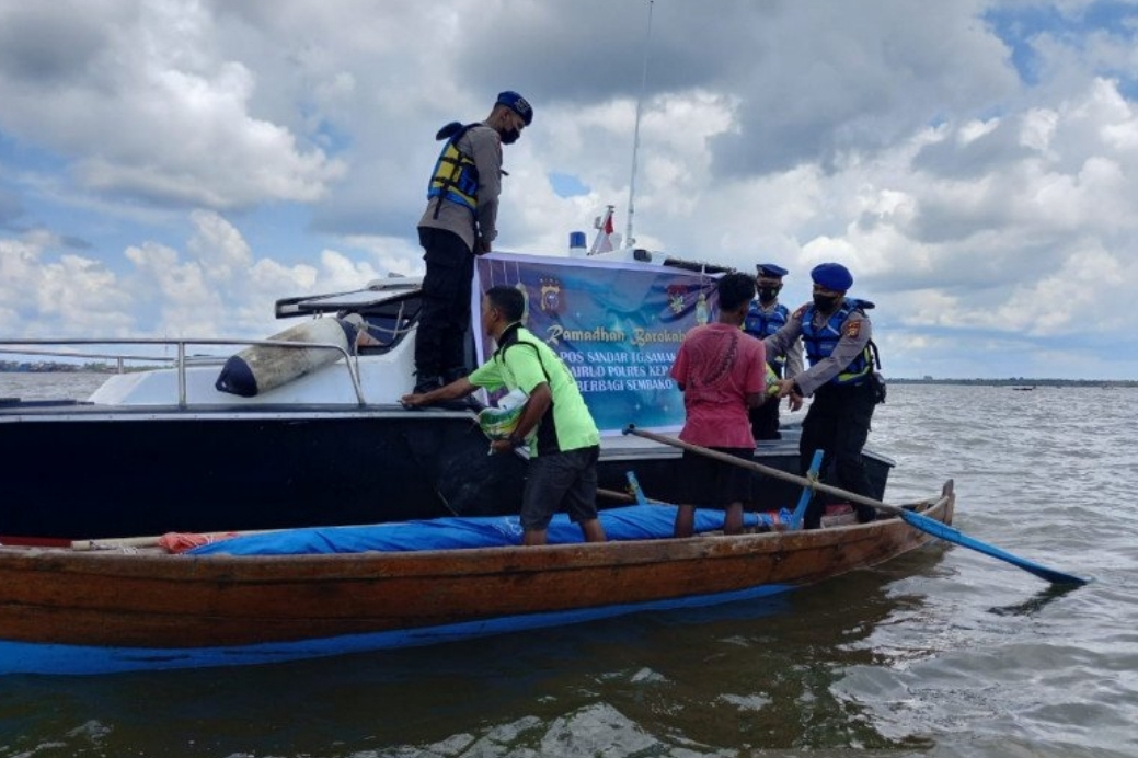 Polisi Kepulauan Meranti Patroli di Laut Ingatkan Bahaya Covid-19