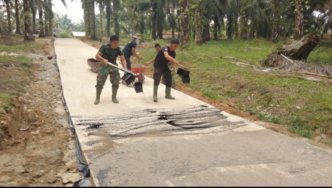 Semenisasi Jalan Selesai, Satgas TMMD Lapisi Badan Jalan dengan Aspal