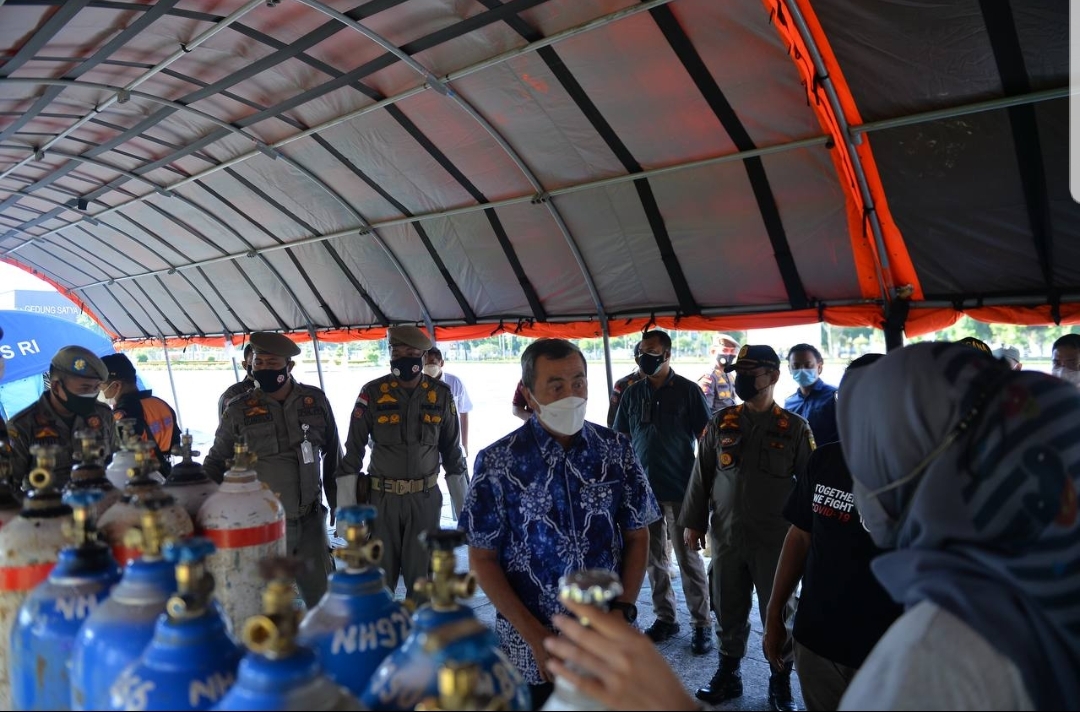Gubri Tinjau Bongkar Muat Tabung Oksigen untuk Sejumlah RS di Pekanbaru