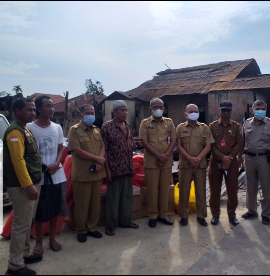 Peduli Korban Kebakaran, Sekda Pelalawan Berikan Bantuan Sosial
