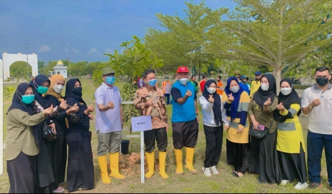 Kamis Bersih, Bupati Rohil Tanam Pohon Aneka Buahan