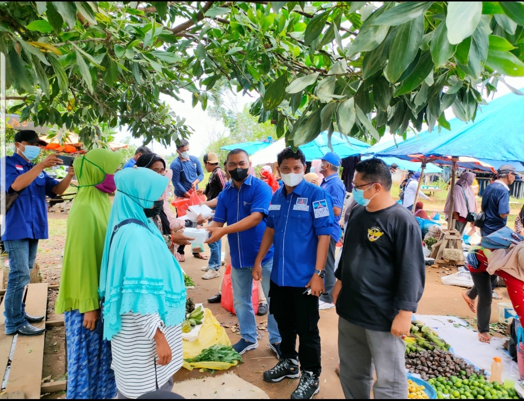 Dua Dekade Demokrat, DPC Kuansing Bagikan 500 Bungkus Nasi dan Ribuan Masker
