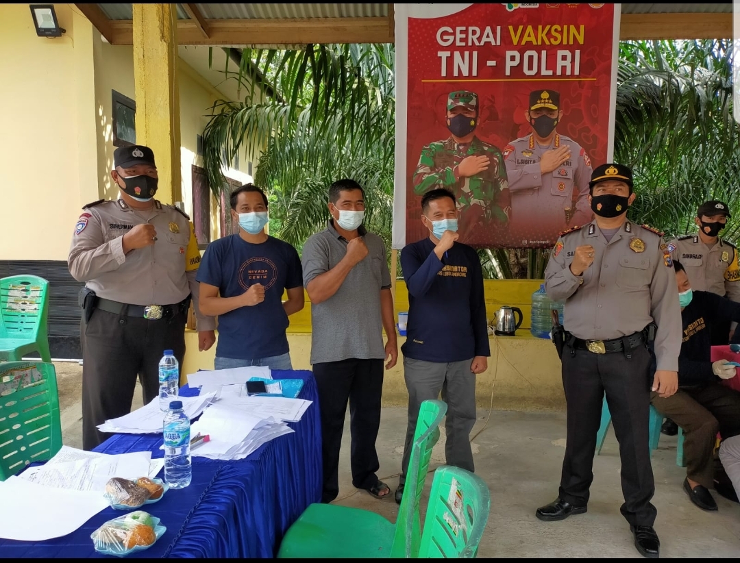 TNI- Polri Vaksin 444 Warga Kecamatan Hulu kuantan