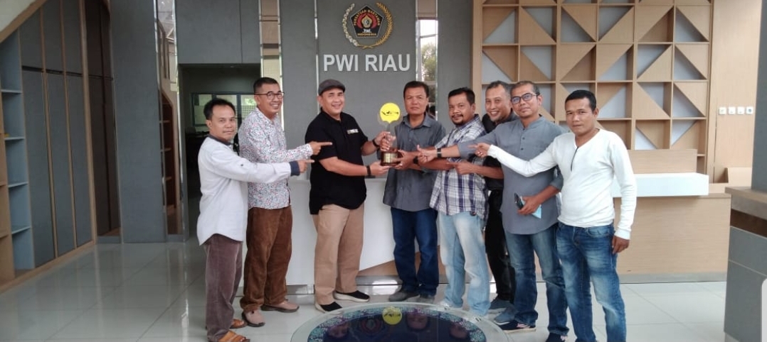 Piala Bergilir Turnamen Domino HIPMI Resmi Menghiasi PWI Riau