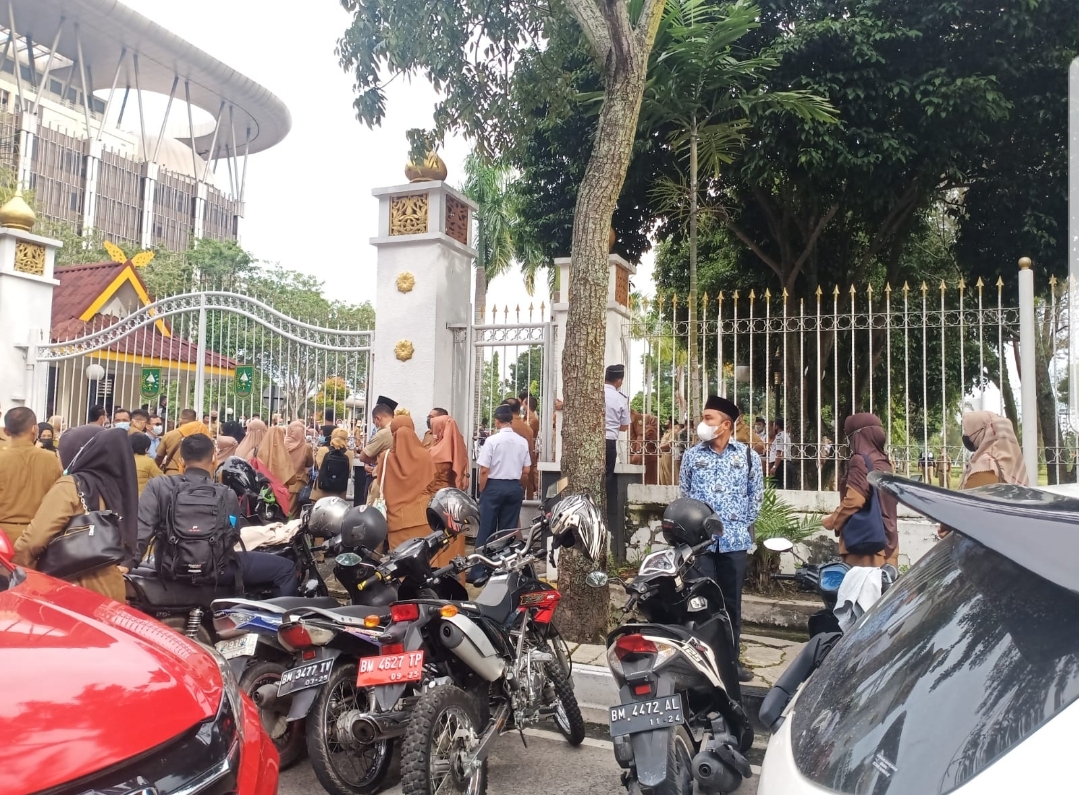 Awal Tahun, Ratusan PNS Pemprov Riau Terlambat Masuk Kantor
