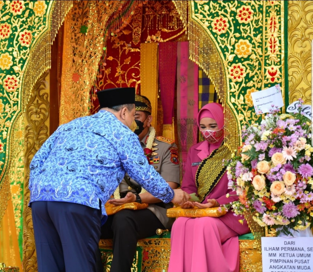 Mulai Bertugas di Riau, Irjen Muhammad Iqbal Disambut dengan Tepuk Tepung Tawar