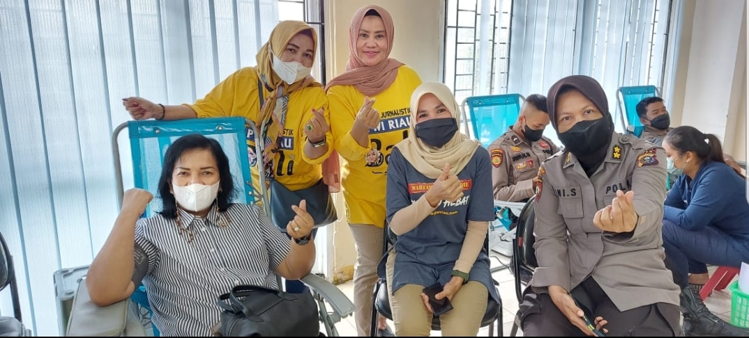 Istri Wakapolda Riau Ikut Donor Darah di PWI 