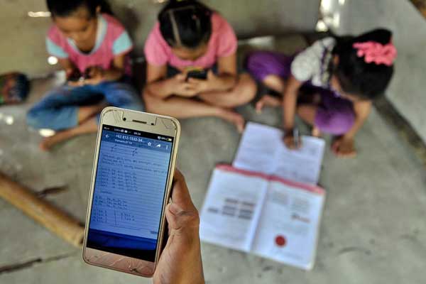 Tak Punya Smartphone, Banyak Siswa Tak Ikut Pendidikan Jarak Jauh