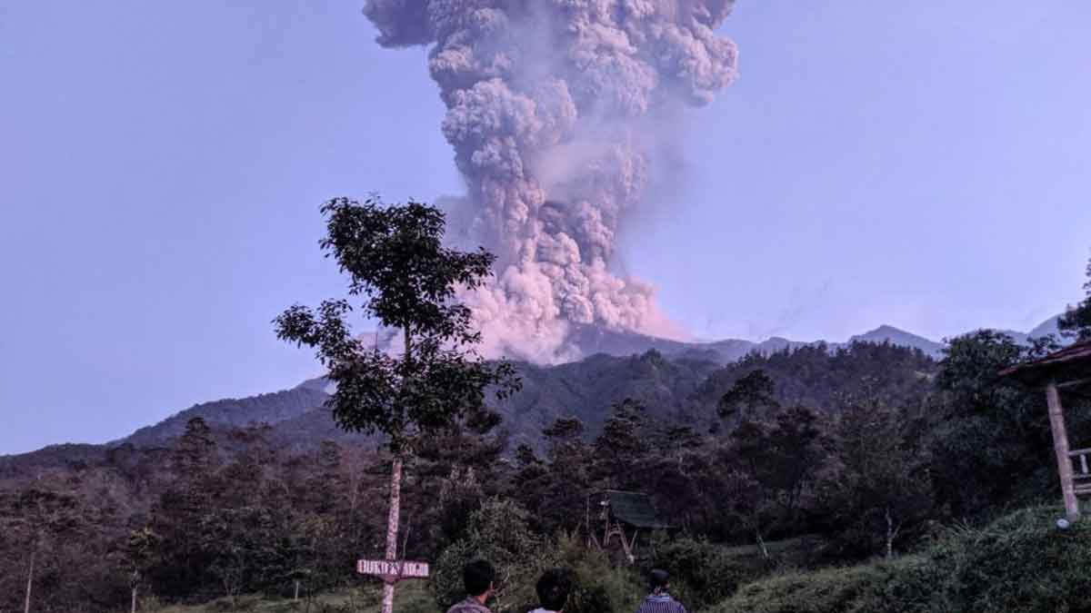 Diprediksi Akan Kembali Erupsi, Gunung Semeru Naik Status Menjadi Siaga