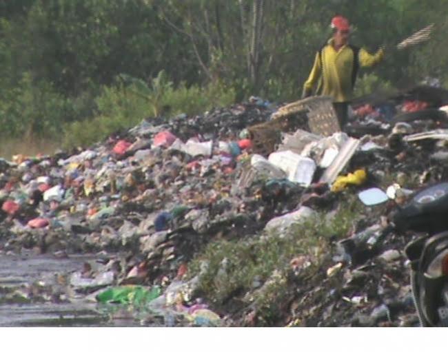 Timbulkan Bau Busuk,Warga Gogok Hadang Mobil Sampah Masuk TPA
