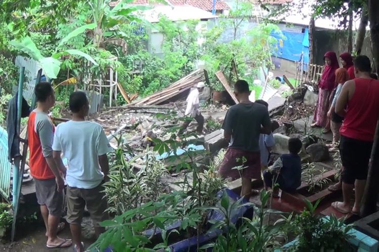 Jenazah Di TPU Cikaret Terhempas Keluar Akibat Longsor dan Hujan Deras