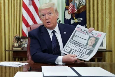 Gedung Putih Diserbu Demonstran, Trump Dilarikan ke Bunker