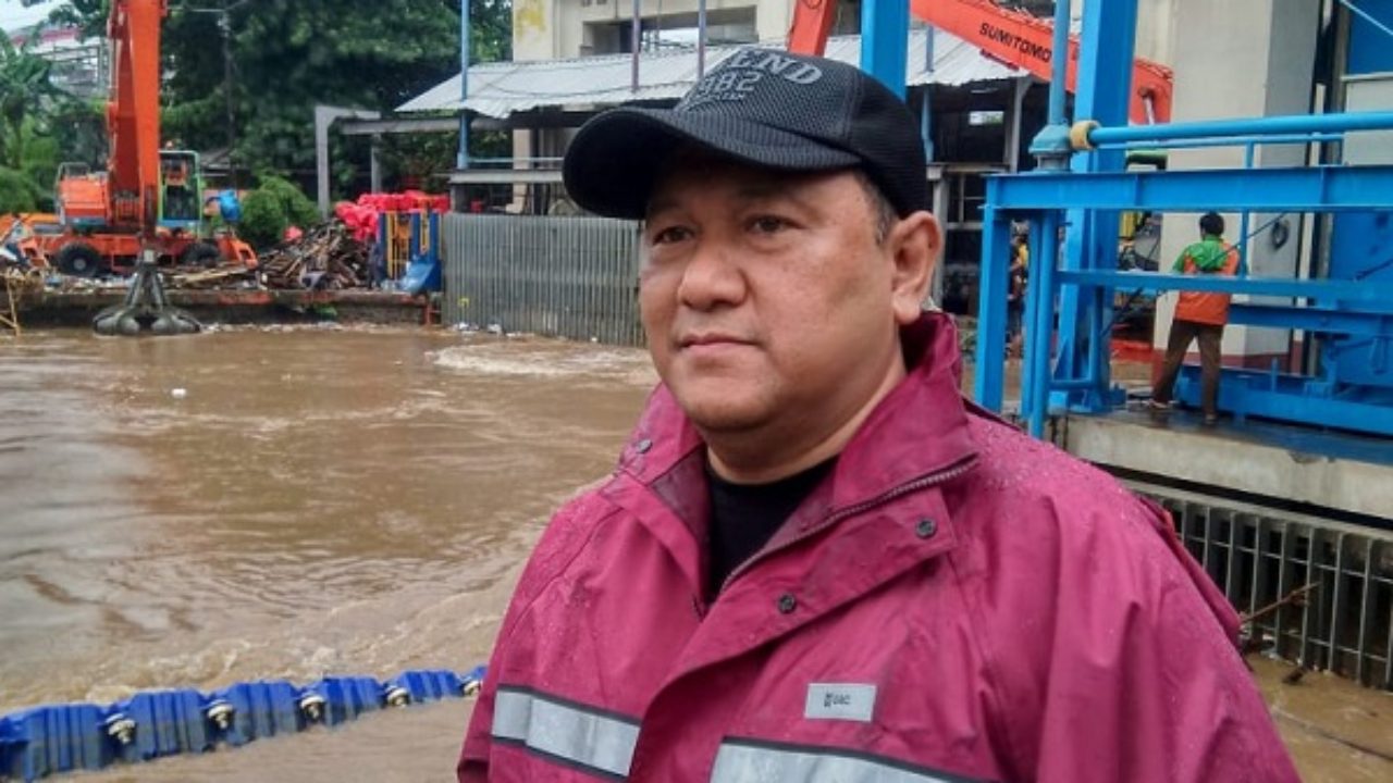 Dinas SDA DKI Gali 1.000 Makam Corona dengan Eskavator di TPU Tegal Alur 