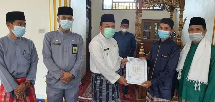 Usai Khutbah Jumat, Wabup Siak Husni Mirza Serahkan IMB Masjid Alfurqon