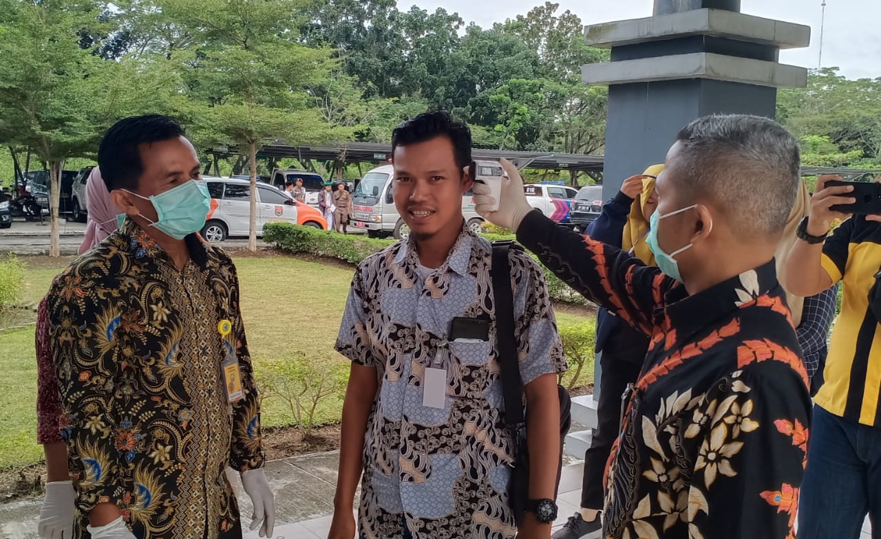 Semua Undangan dan Awak Media Hadir Acara Wapres di UIN Diukur Suhu Badannya