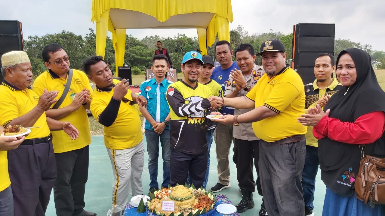 Ketua DPRD Kabupaten Pelalawan Lepas Gerak Jalan Santai Dalam Rangka Hari Ulang Tahun Ke-7 Kelurahan Sekijang