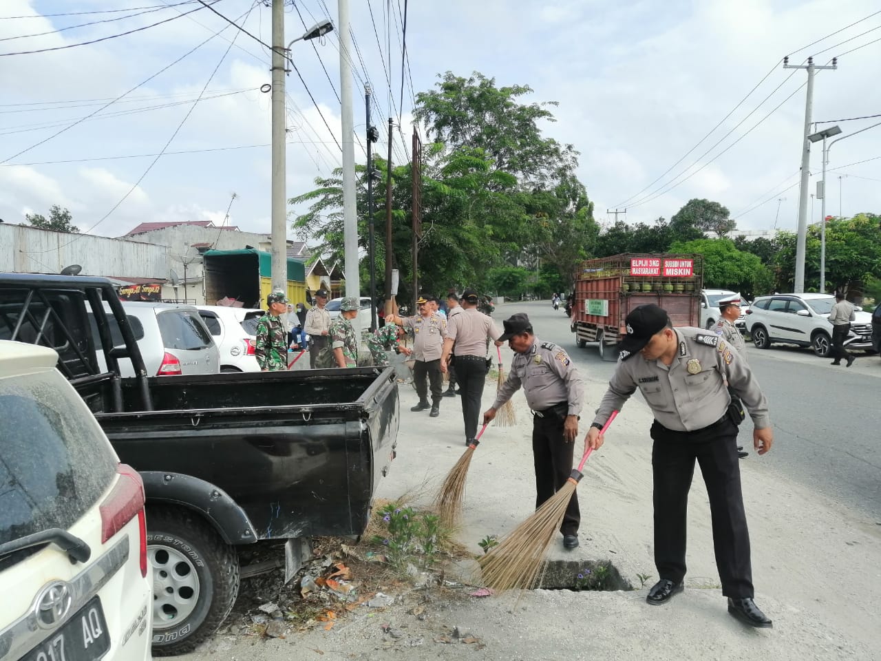 Antisipasi Penyebaran COVID-19, Polsek Tapung Bersama Koramil dan Puskesmas Adakan Goro di Pasar Petapahan