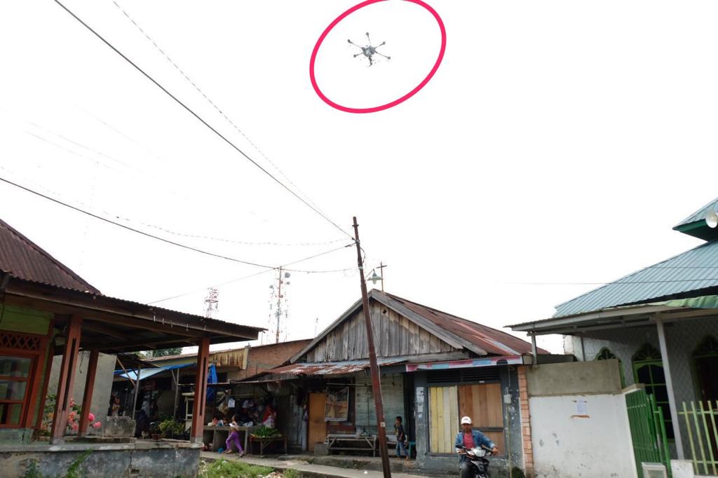 Polda Riau Kerahkan Drone Spraying Khusus Untuk Semprot Pemukiman Warga