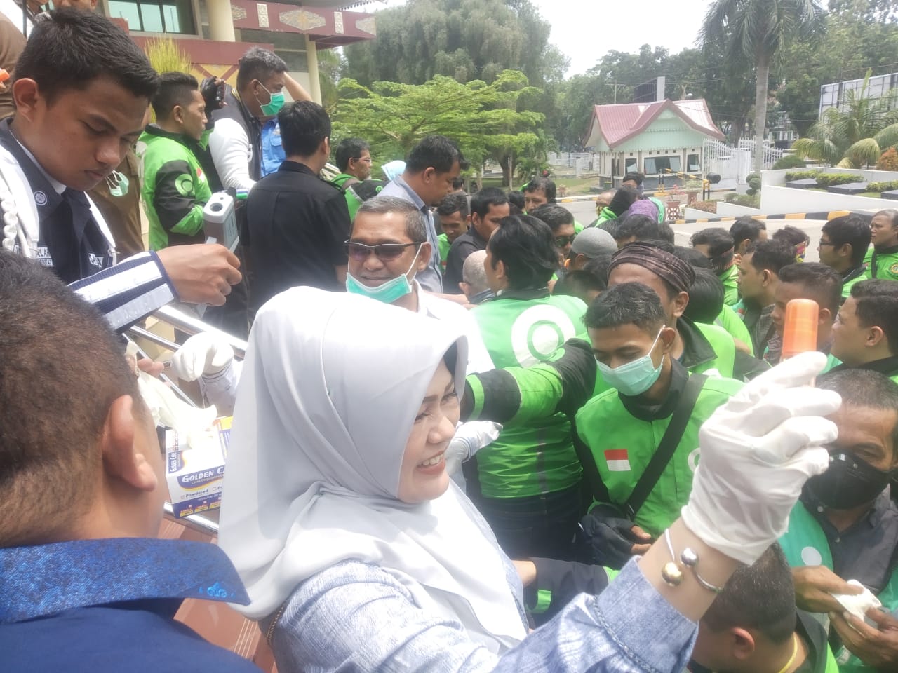 Peduli Ojol, DPRD Riau Berbagi Hand Sanitizer ke Driver Ojek Online