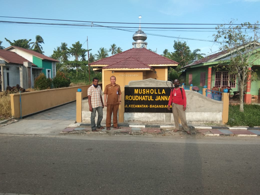 Lawan Covid-19, Musholla Roudatul Jannah Bagan Punak, Rohil di Semprot Disinfektan
