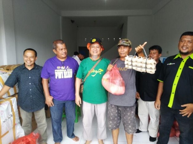 RCI Bersama PWI dan SMSI Riau Serahkan Sembako pada Warga Terdampak Covid-19