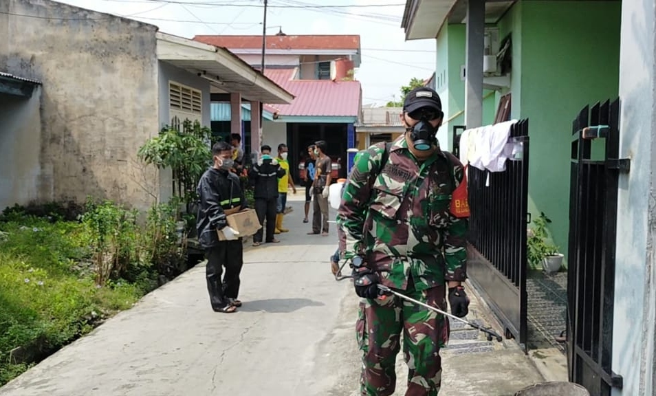 Di Kel. Limbungan Baru, Koramil 01/Rumbai Sosialisasikan Hidup Bersih dan Semprot Disinfektan