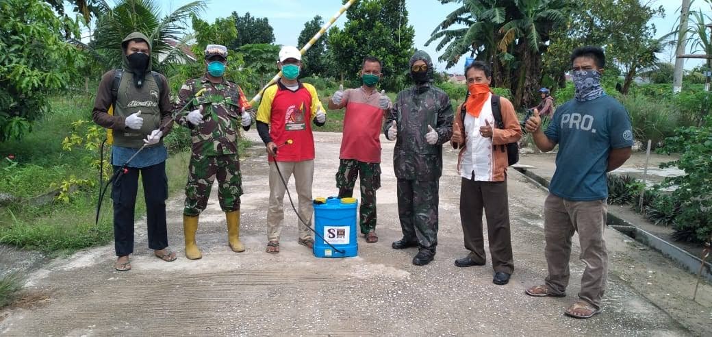 Lawan Corona, Babinsa Kel.Sri Meranti Sisir Jl.Nelayan Ujung dengan Disinfektan