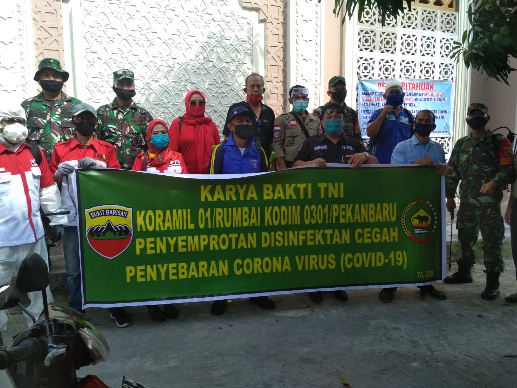 Seluruh Mesjid di Kel. Limbungan Baru Disemprot Disinfektan, Danramil 01/Rumbai Terjun Langsung