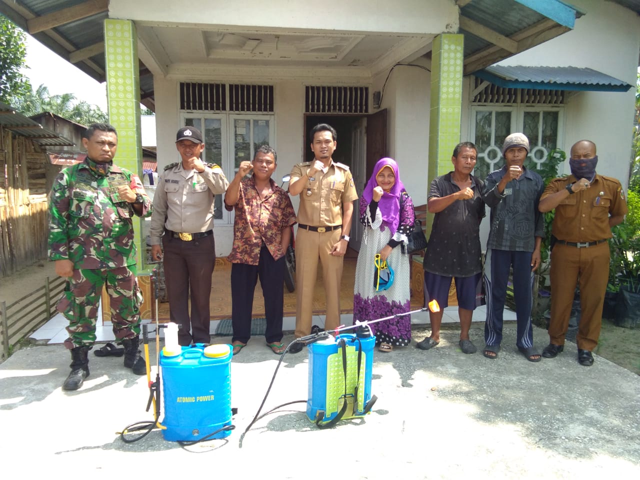 Babinsa Semprot Puluhan Rumah Warga Jl.Ikan Parang Dengan Disinfektan
