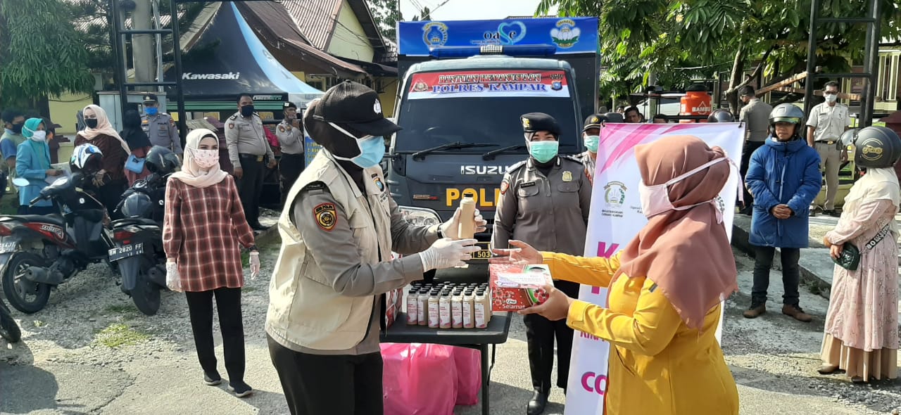 Bantu Masyarakat Terdampak Covid-19, Polwan Polres Kampar Distribusikan 200 Nasi Kotak dari Bhayangkari