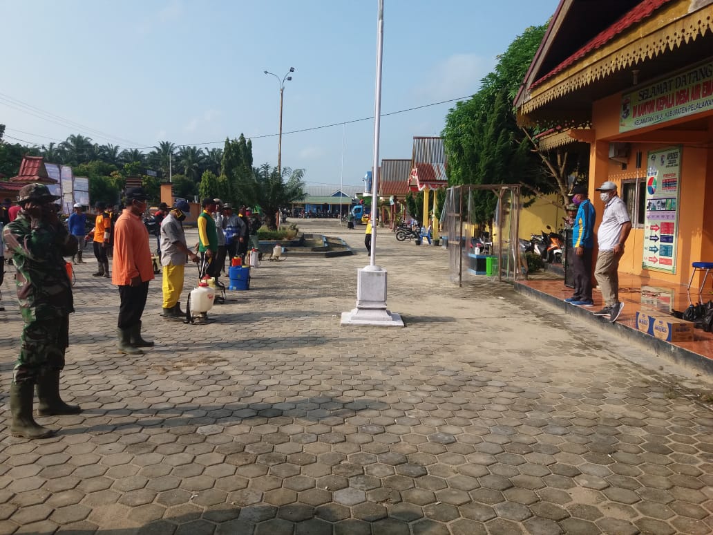 Pemerintah Desa Air Emas Adakan Penyemprotan Disinfektan Pada Fasilitas Umum Dan Rumah-rumah Warga