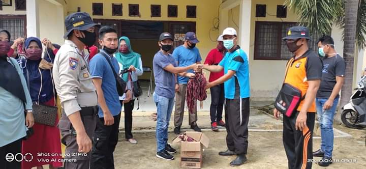 Pemerintahan Desa Dusun Tua Adakan Penyemprotan Dan Pembagian Masker Kepada Masyarakat