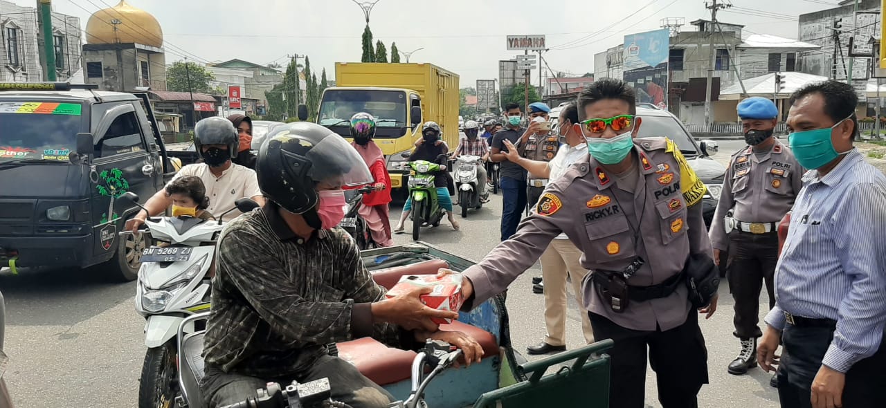 Polres Kampar Bagikan Ratusan Paket Makanan dan Sembako Untuk Masyarakat Terdampak Covid-19