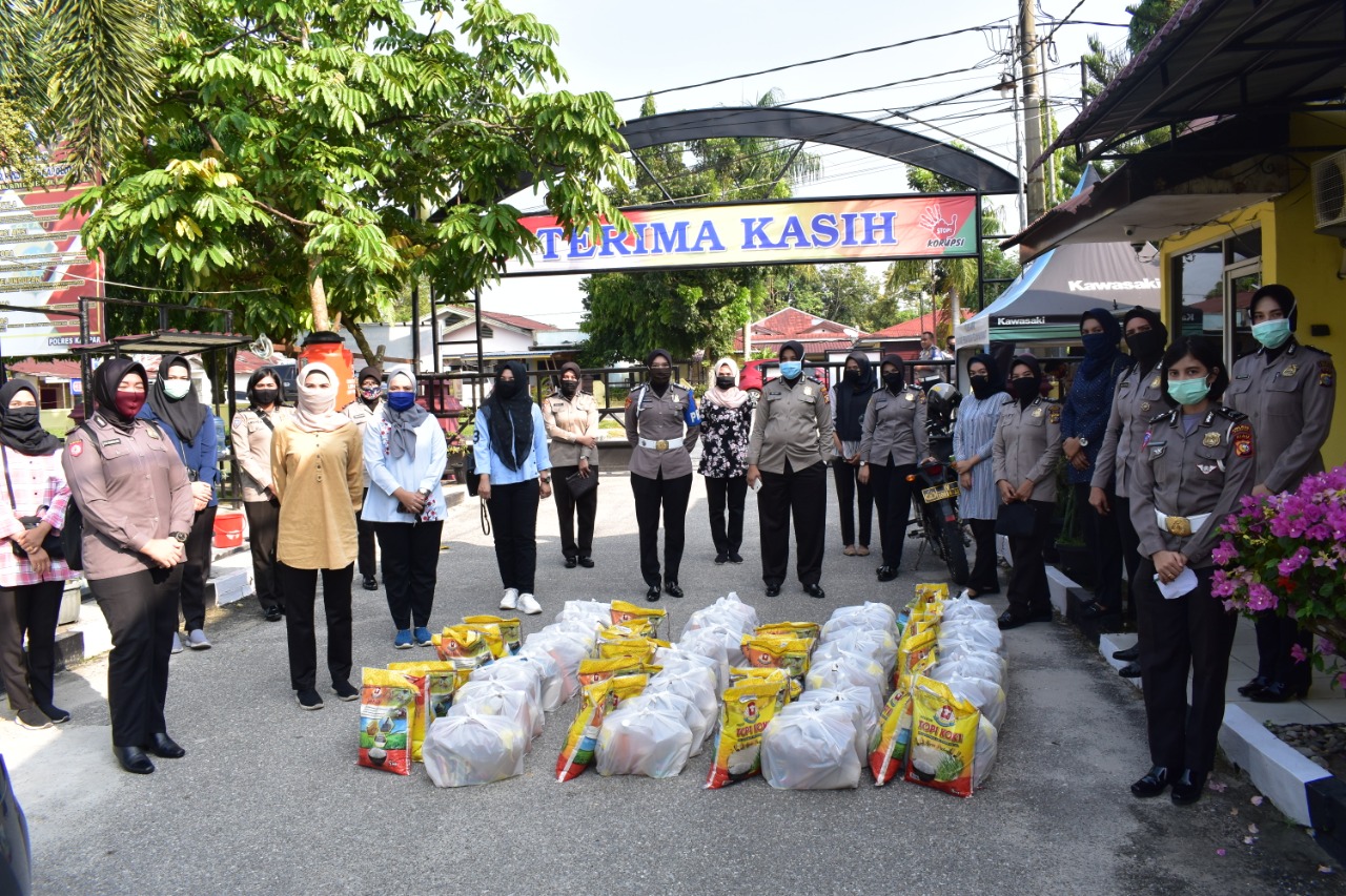 Polwan Di Kampar Bagi-bagi Sembako