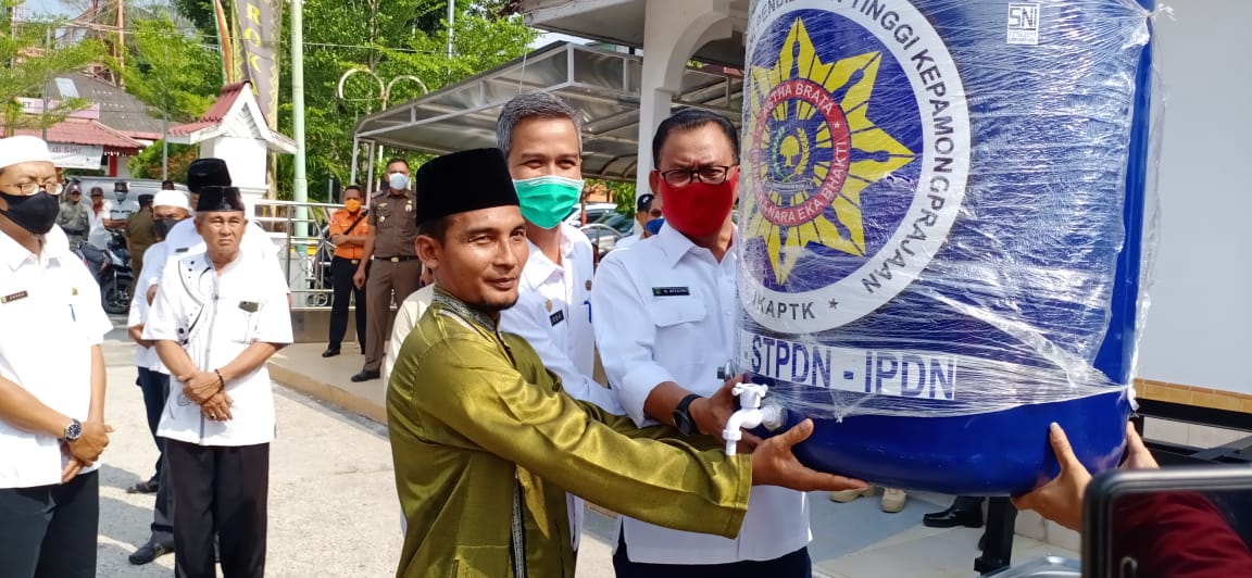 Alumni STPDN Rohil Bagikan 600 paket Sembako, APD dan Alat Cuci Tangan