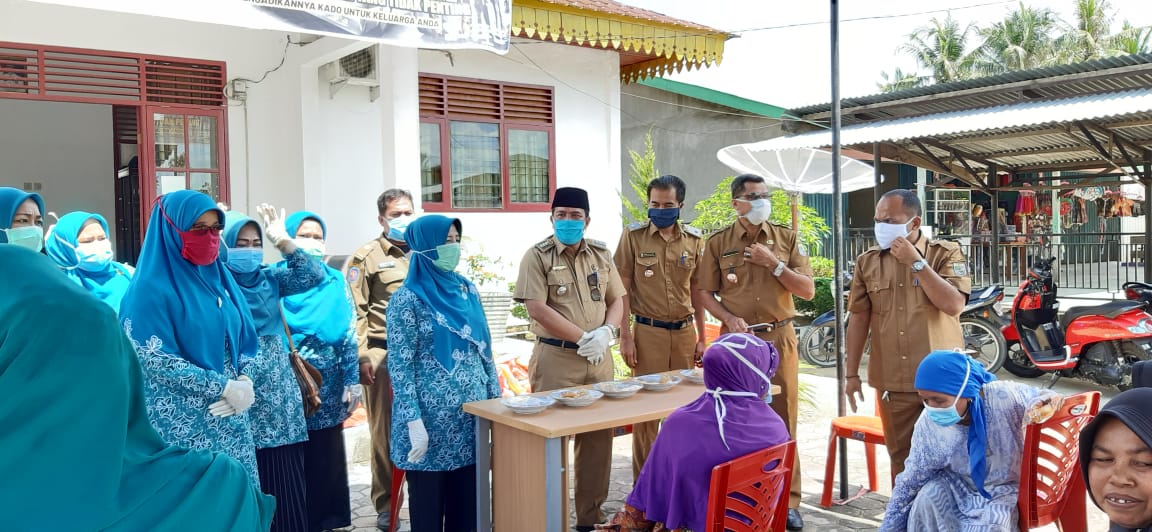 H.Mainar Harris Bagikan Paket Sembako Di Desa Lubuk Terap