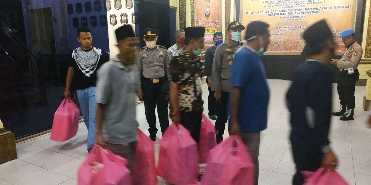 Polres Kampar Antar Langsung 100 Nasi Kotak Ke Rumah Warga