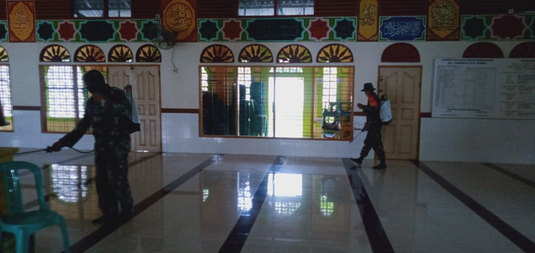 Babinsa Agro Wisata Semprot Masjid Babussalam Dengan Disinfektan
