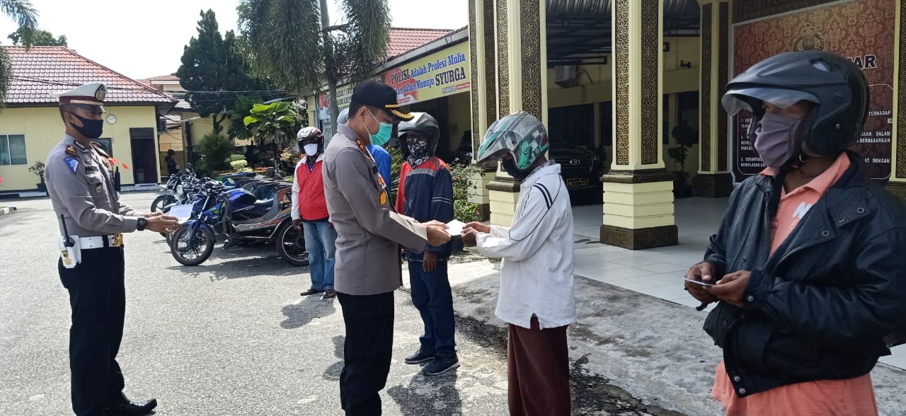 82 Pengemudi Becak di Kampar Dapat Bantuan Program Keselamatan Polri