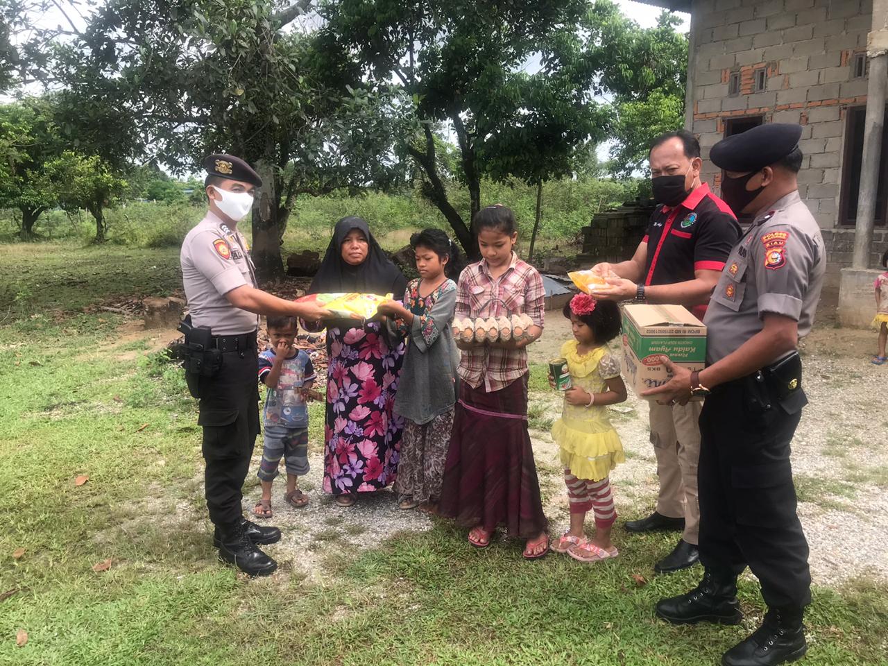 Polres Kampar Terus Bantu Bahan Pangan Warga Terdampak Covid-19 